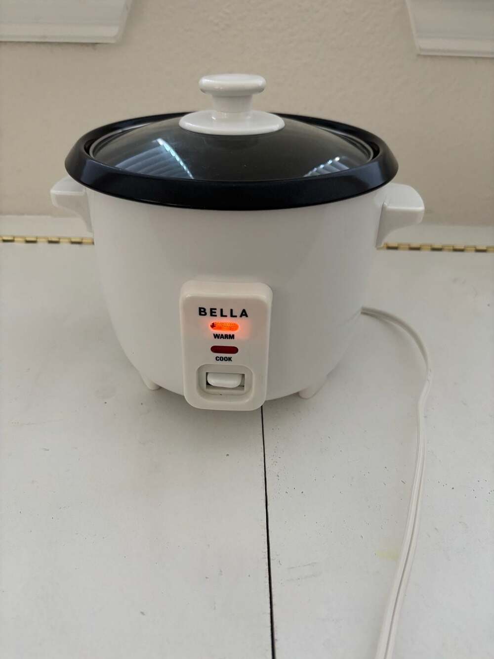 Bella Basics 6-Cup Rice Cooker with Glass Lid.
